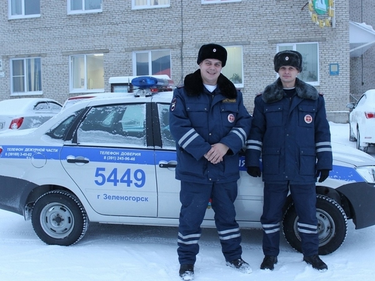 В Зеленогорске полицейские спасли от верной смерти замерзающего 80-летнего  пенсионера - KP.RU