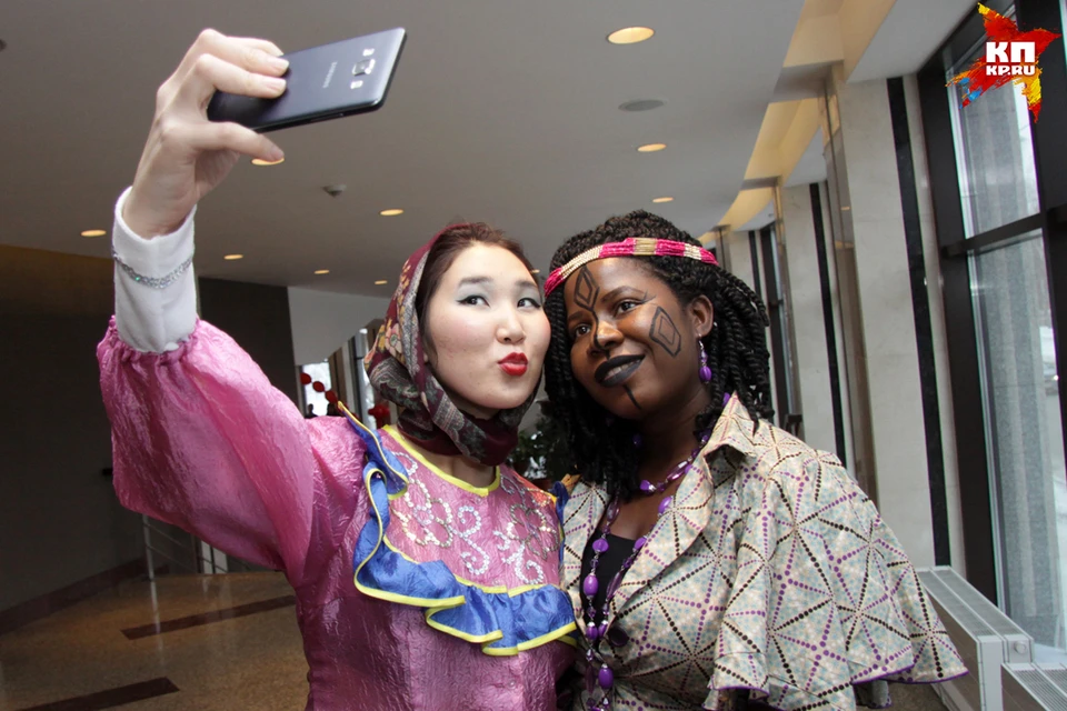 реакция иностранцев на русских. иностранные туристы в москве. иностранцы смотрят клип зож. иностранцы слушают русскую музыку. туристы в москве.