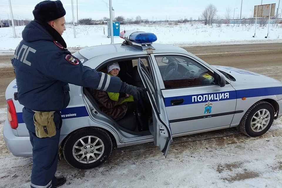 Девочке понравилась поездка на патрульной машине. Фото: ГУ МВД по СК