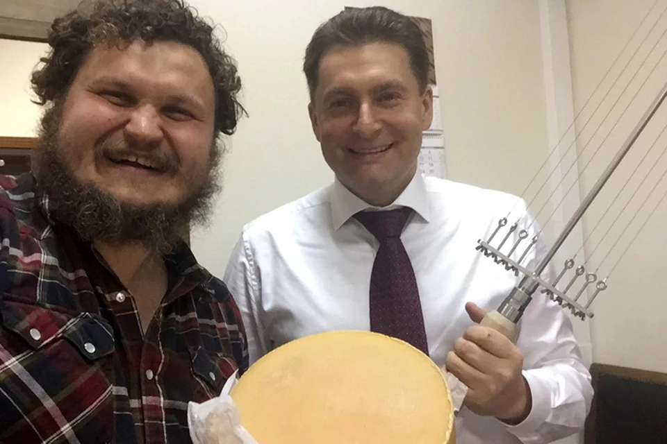 На встречу Олег привез так называемую «сырную лиру» - это такая штука, которой разрезается загустевшее после закваски молоко, чтобы получились сырные зернышки для будущего сыра