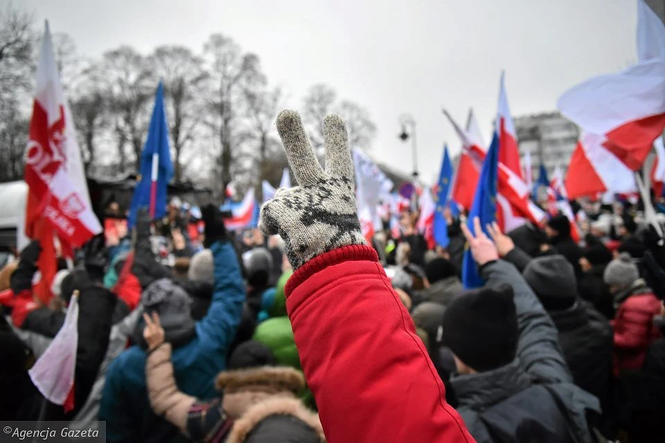 Поляки недовольны решениями, которые принимает Сейм. Фото: Franciszek Mazur/Agencja Gazeta, wyborcza.pl.