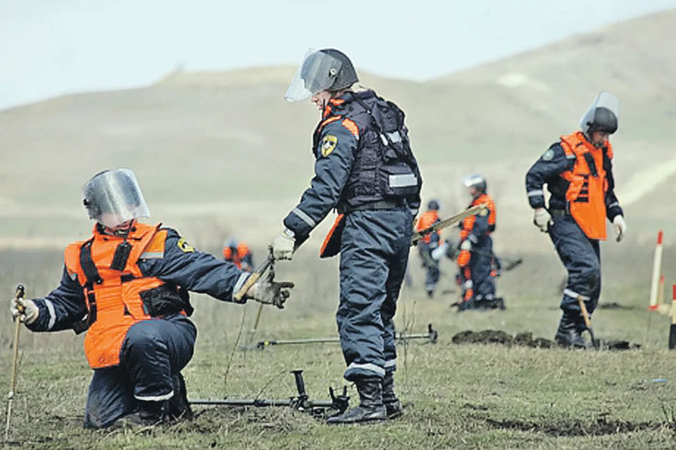 Пиротехникам пришлось много поработать как в России, так и за ее пределами. Фото: Пресс-служба МЧС России