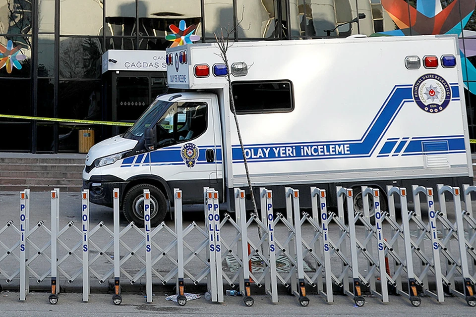 Автомобиль турецких спецслужб возле здания арт-галереи, где накануне был убит российский посол.