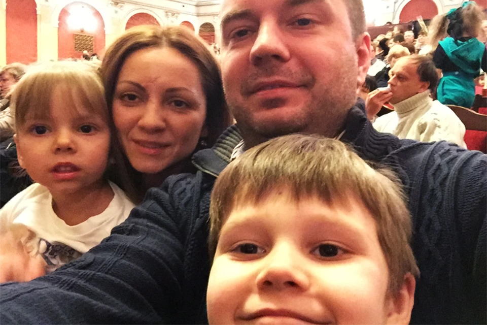 Дела у семьи Гасумовых налаживаются, хоть у мамы Александры после операции остался заметный шрам на лице. Фото: из семейного архива.