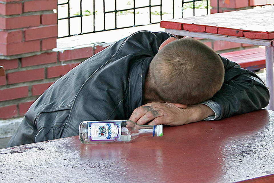 С 2014 года смертность от алкоголя снова пошла вверх, продолжает эксперт