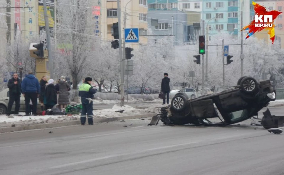Автомобиль перевернулся и остался лежать на встречной полосе.