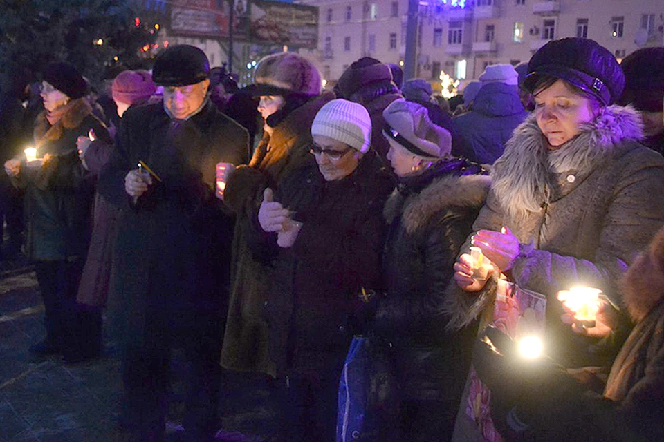 Вечером 9 января у памятного знака в честь 2000-летия Рождества Христова полтысячи луганчан, переживших осаду города летом 2014 года, зажгли сотни поминальных свечей.
