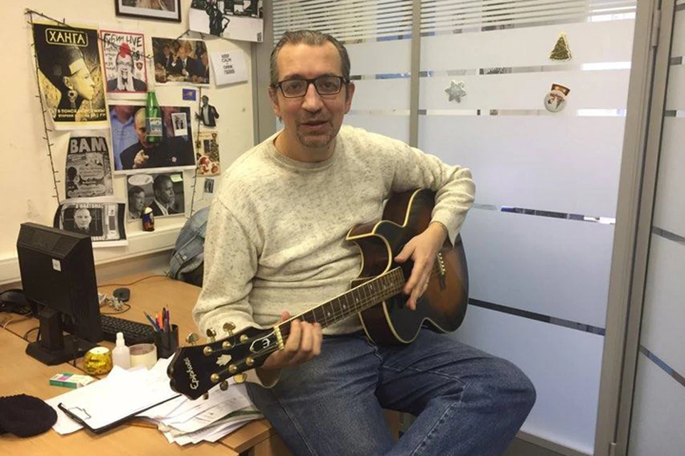 Ведущий Радио «Комсомольская правда» Михаил Антонов под гитару исполняет хипстерскую Мурку