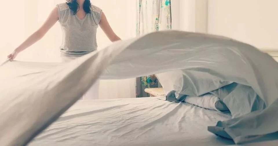 Выбирая постельное белья для спальни, стоит обратить внимание на такой материал, как сатин.
