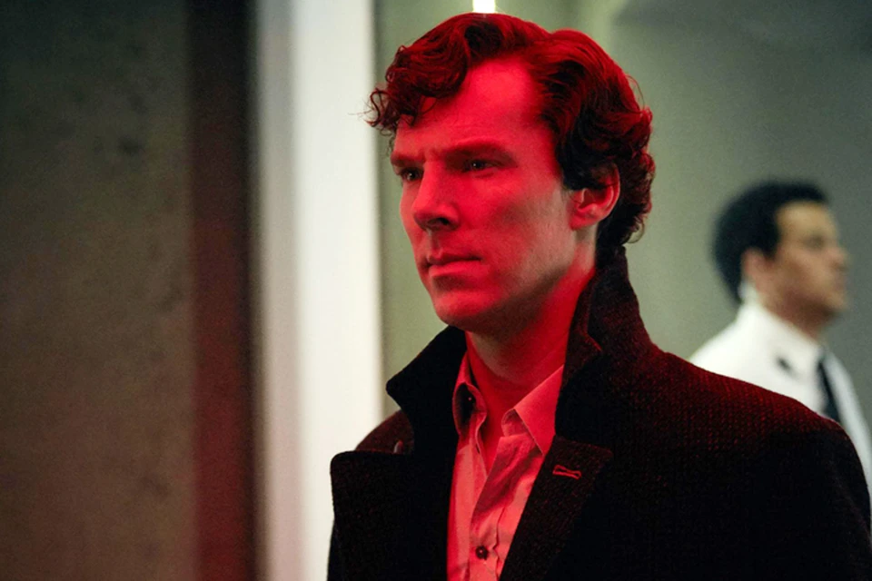 Самые преданные фанаты «Шерлока», отрастившие дедукцию не хуже, чем у Холмса, предполагают, что в сеть попала лишь одна из версий финального эпизода. И на самом деле существуют две или даже три альтернативные концовки сериала