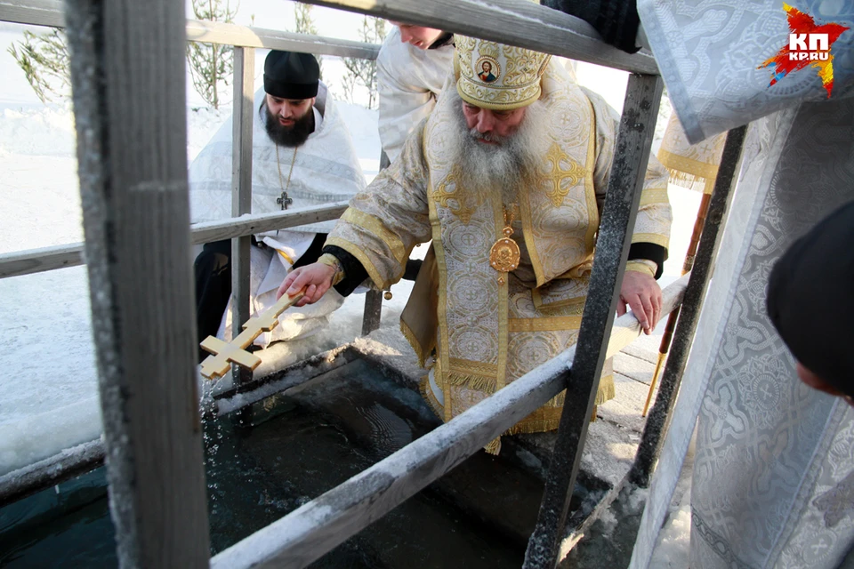 Митрополит Сергий традиционно совершает чин великого освящения воды