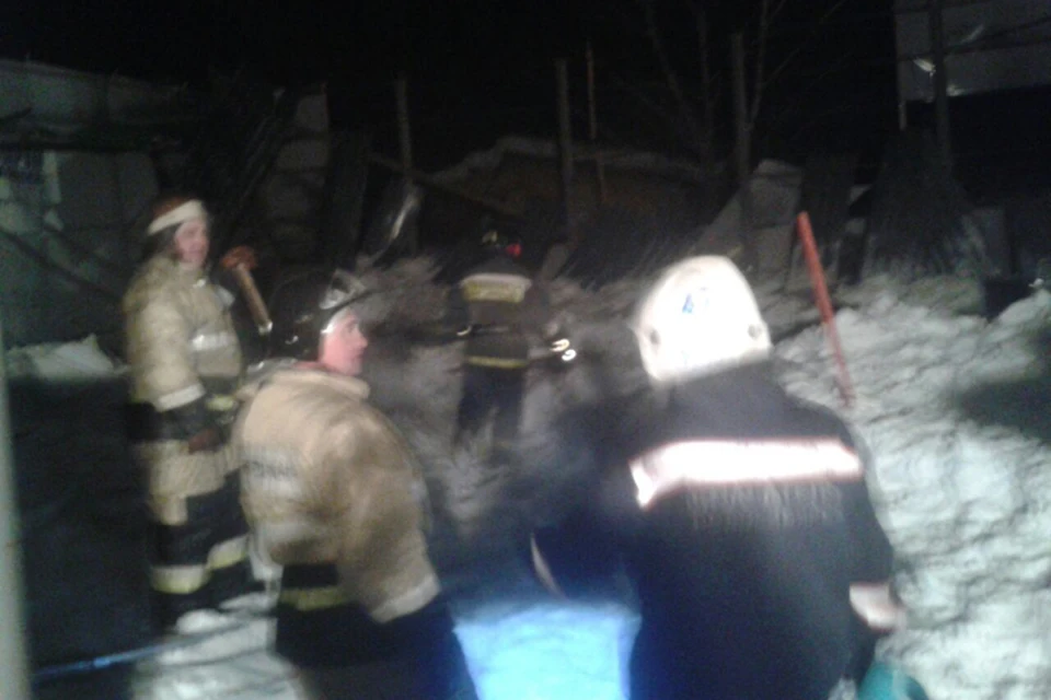 Из-под завалов достали трех человек - взрослого мужчину и двух девочек. Фото: "Курьер среда. Бердск"