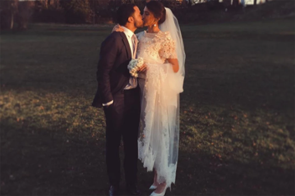 Счастливая невеста поделилась в "Инстаграме" снимком, на котором изображена в подвенечном платье