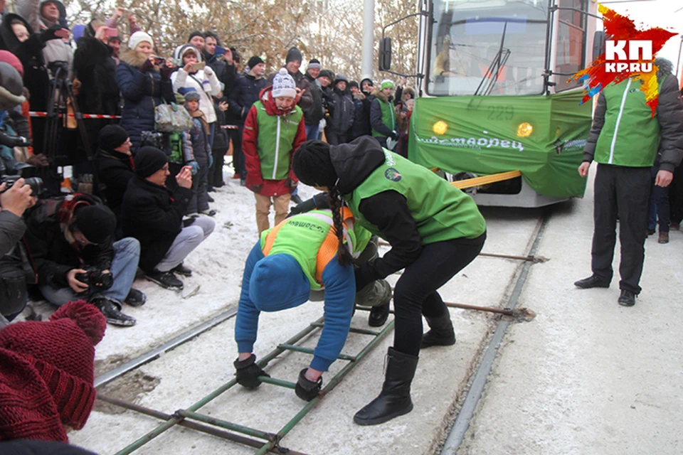 Женщина- скала из Сибири на морозе протянула два трамвая весом 36 тонн