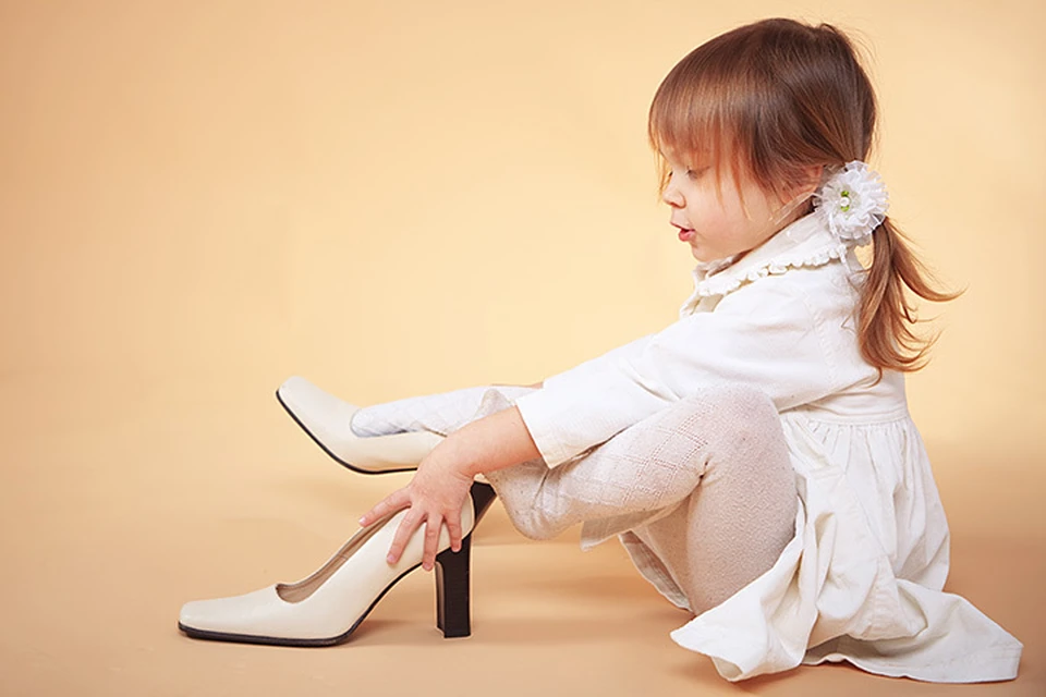 Для всех родителей неким психологическим форпостом является обувь. Пока ребенок не дорос до твоей обуви – он еще мил и безопасен. Фото: YAY/TASS