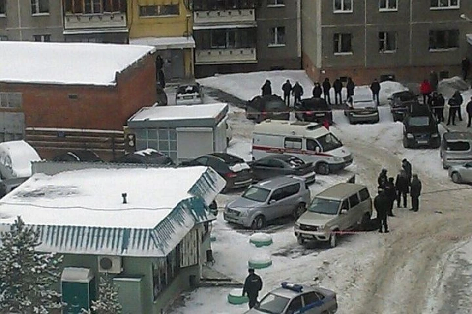 Дом оцепили, людей вывели из квартир. Фото: Татьяна Кнутарева