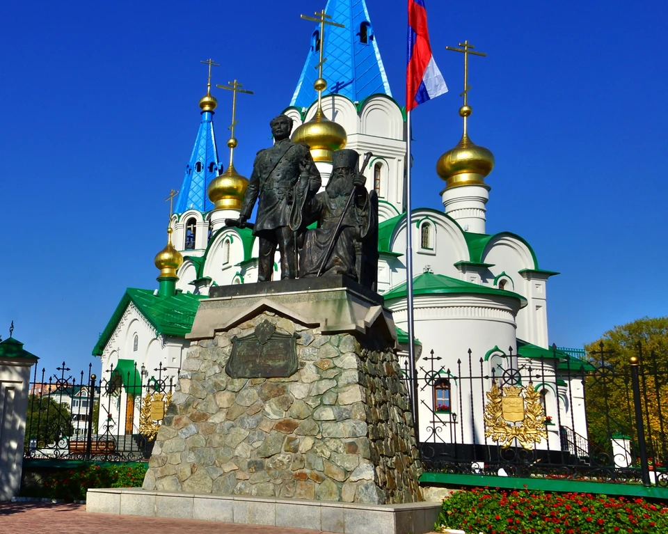 Памятник двум основателям города - святителю Иннокентию и графу Муравьеву-Амурскому.