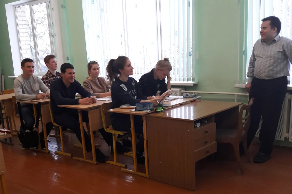 - С плохим настроением в класс не иду, все эмоции оставляю за дверьми, - учитель обществоведения Николай Апанович из деревни Медно Брестского района знает, как найти подход к детям. Фото: личный архив
