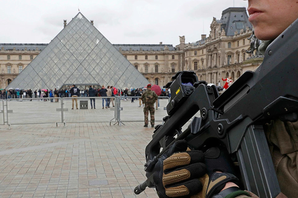 Сейчас, как сообщает местная полиция, из Лувра эвакуированы около 1000 посетителей и работнико