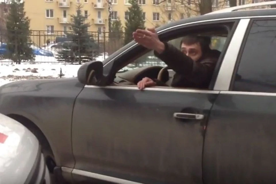 Алексей долго объяснял водителю "скорой", почему ему должны уступить дорогу.