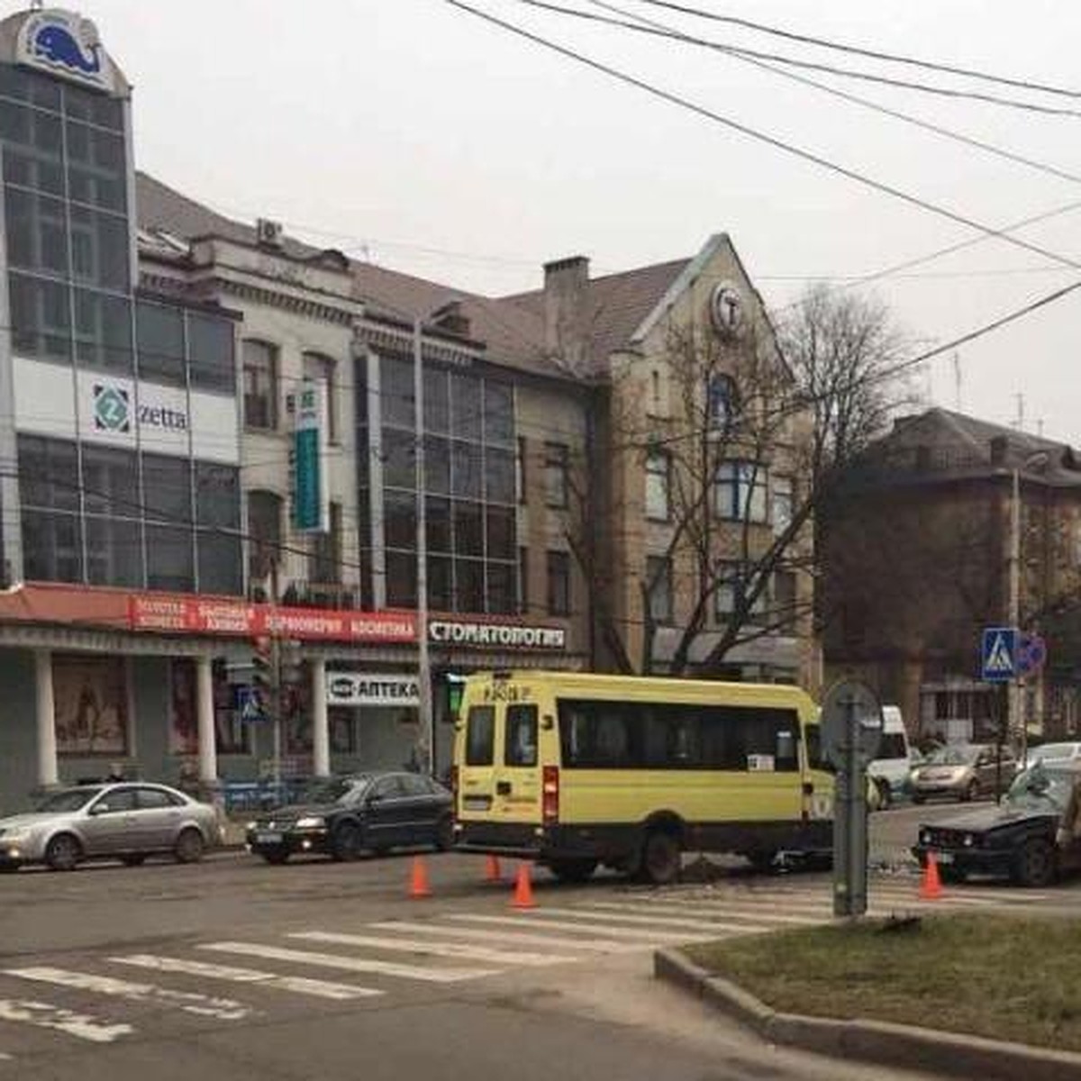 В Калининграде столкнулись БМВ и микроавтобус: пострадали четверо военных -  KP.RU