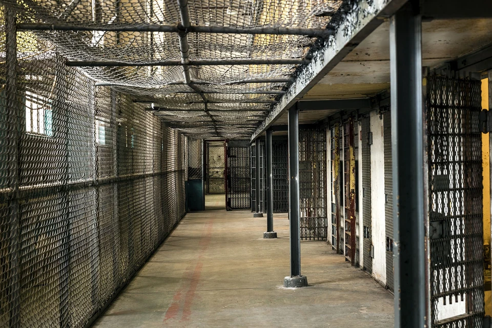 Когда заключенного приговорили к казни, его берут под усиленную охрану. Фото: pixabay.com