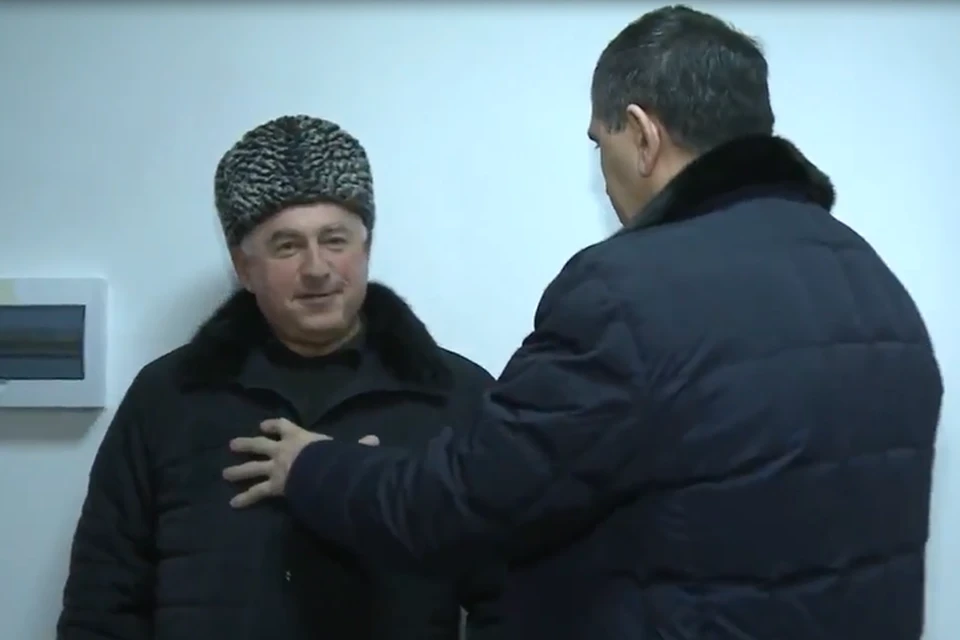 Глава Ингушетии прислоняет к стене подрядчика строительства.