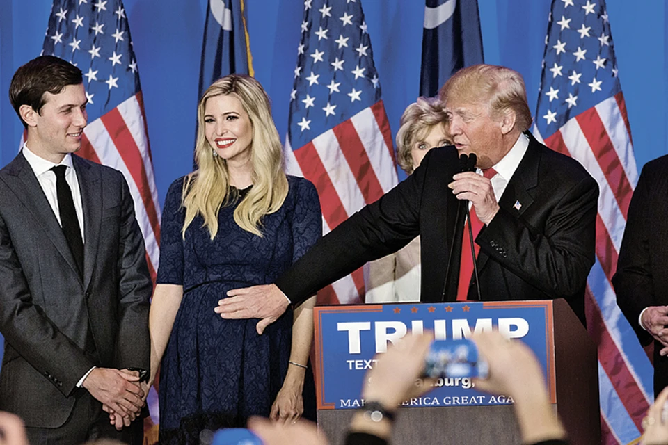 Кандидат в президенты США Дональд Трамп в избирательном штабе с дочерью Иванкой и зятем Джаредом Кушнером.