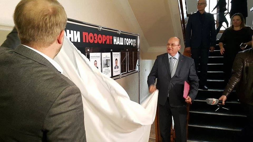 Этот стенд власти открыли в середине ноября 2016 года по поручению Главы Крыма Сергея Аксенова.