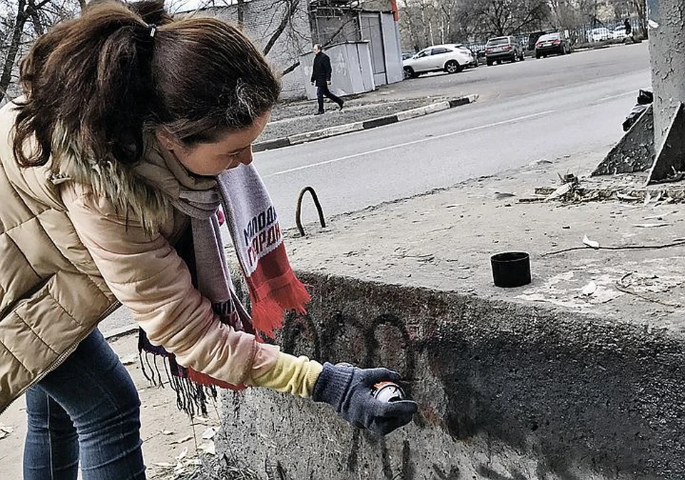 За прошлый год благодаря «молодогвардейцам» в одной только Балашихе исчезло больше 1000 надписей, которые оставляют наркоторговцы. Фото: Пресс-служба ГУРБ МО