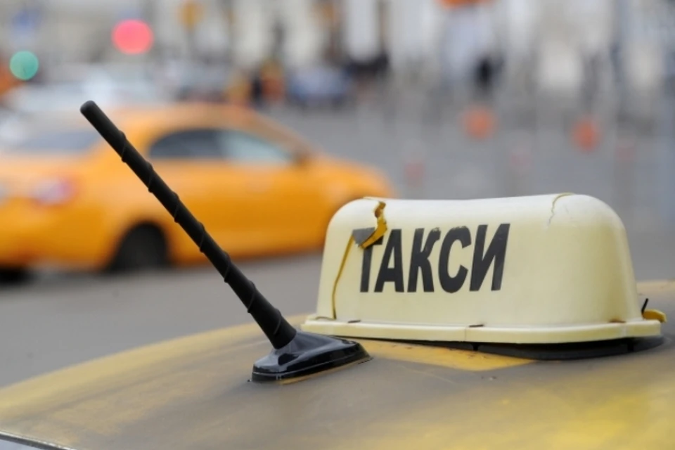 Прежде, чем отпустить избитого таксиста, экс-пассажиры потребовали у него 100 тысяч рублей.