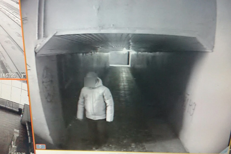 Фото с камер видеонаблюдения на станции Академическая в Иркутске, где студент сел в электричку