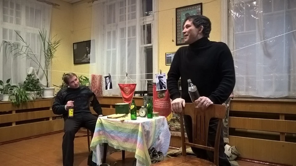На сцене Дома дяди Гиляя актеры Петр Лебедев и Вадим Бочкарев.