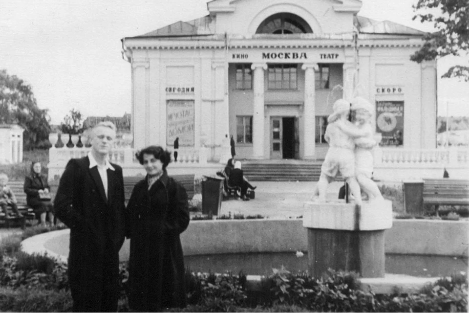 Скульптура «Борющиеся мальчики» находилась возле кинотеатра «Москва». Фото конца 1950-х годов.