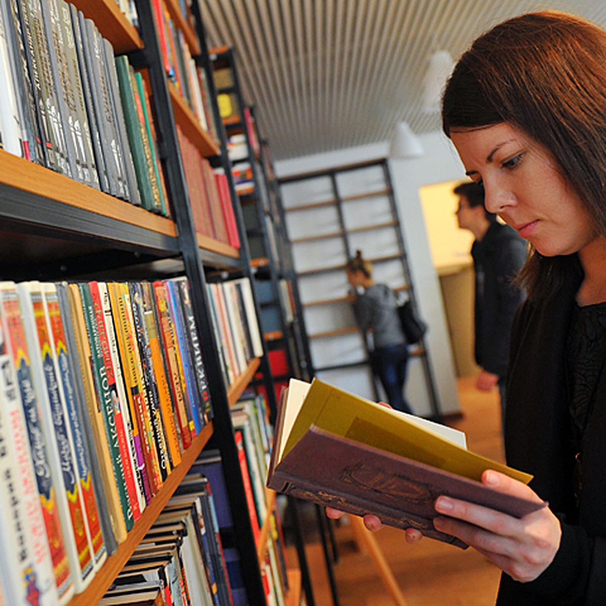 Библиотеки читать литературу. Читатели в библиотеке. Люди в библиотеке. Книжный человек. Чтение в библиотеке.