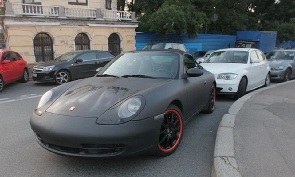 На прием гости приехали на дорогих авто некоторые даже без номеров