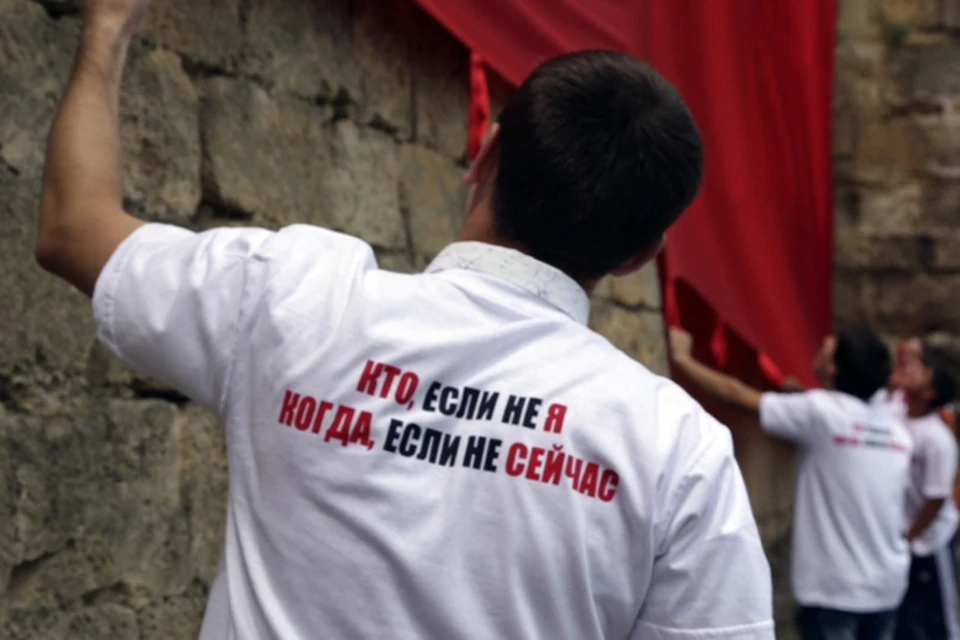 Дагестан мы с тобой. Дагестанец с флагом Дагестана. Человек с дагестанским флагом. Флаг Дагестана фото. Дагестан крутой