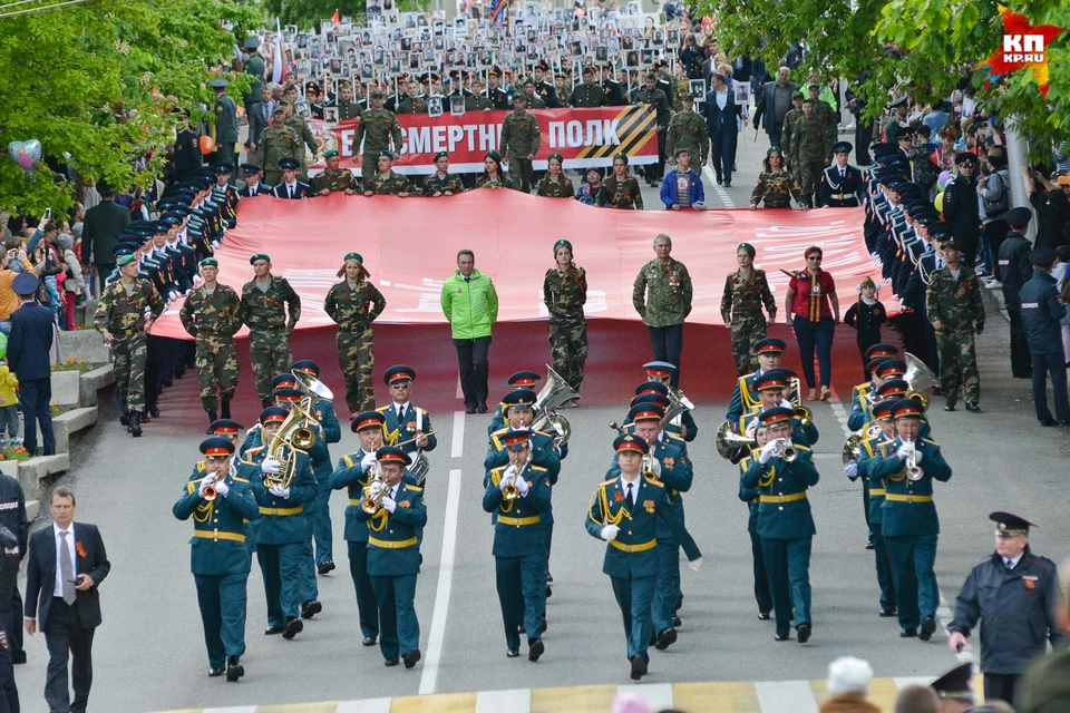 Тысячи людей пронесли фотографии своих родных воевавших в Великой Отечественной войне