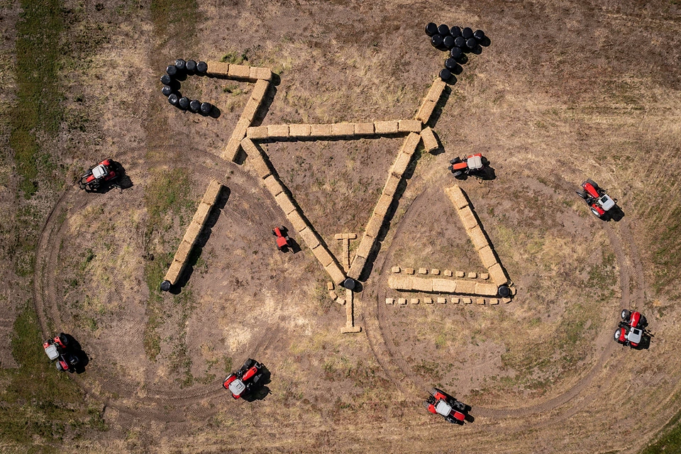 В Дании, где пройдут первые три этапа велогонки "Тур де Франс", местные фермеры приготовили тематическую инсталляцию. Фото: Reuters