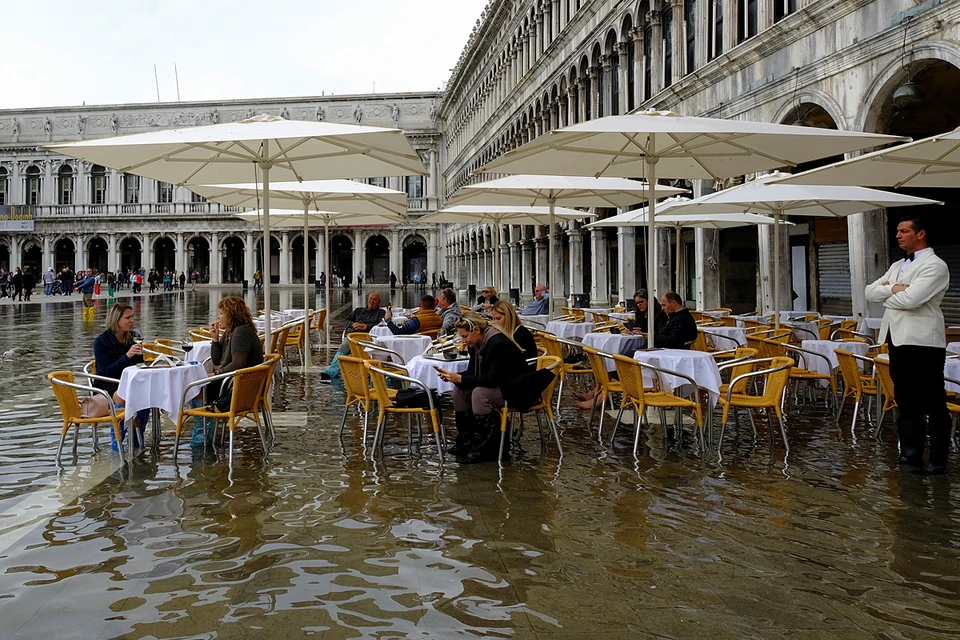 Улицы в центральной части Венеции вновь оказались затопленными. В частности, в «озеро» превратилась площадь у собора святого Марка. Фото: Reuters