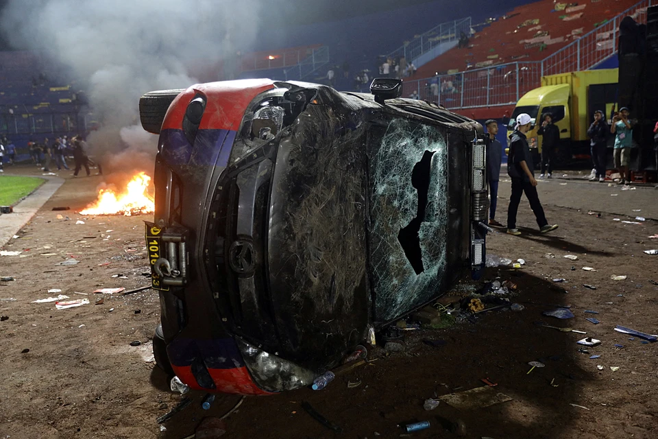 По меньшей мере 127 человек погибли во время беспорядков после футбольного матча в Индонезии. Фото: Reuters