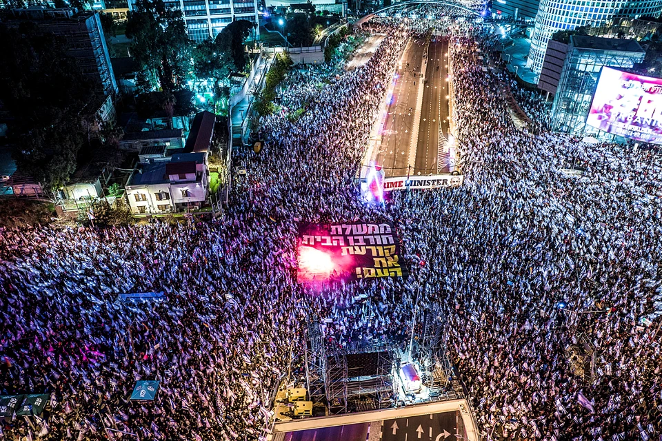 До 700 тысяч протестующих собрались в Тель-Авиве, узнав об отставке министра обороны Израиля. Тот ранее призвал свое же правительство остановить реформу судебной системы. Фото: REUTERS