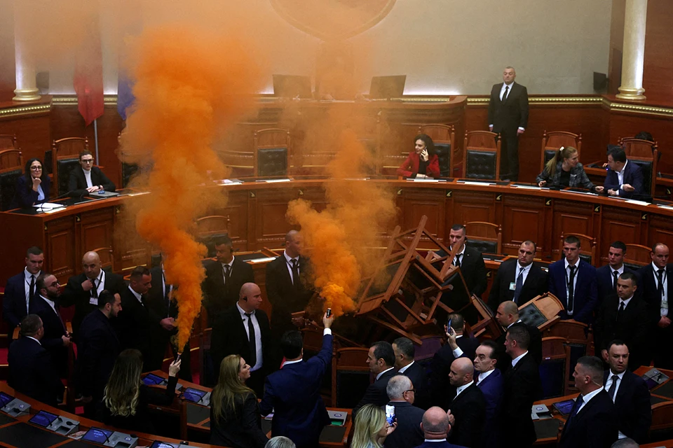 Албанская оппозиция сорвала заседание парламента. Активисты использовали дымовые шашки, которые стали причиной нескольких возгораний. Фото: REUTERS