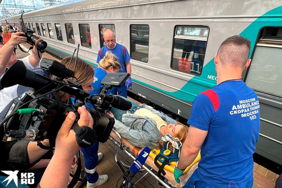 1 июня на Киевском вокзале в Москве встречали пострадавших в крушении поезда в Брянской области. Фото: Олег УМАРОВ