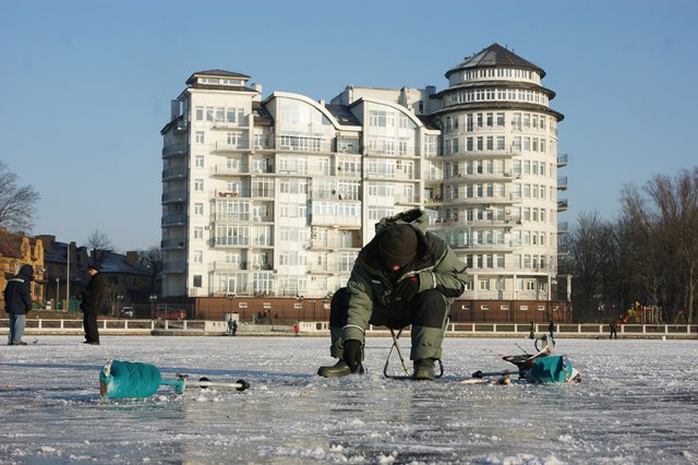 Многие мужики обожают зимнюю рыбалку.