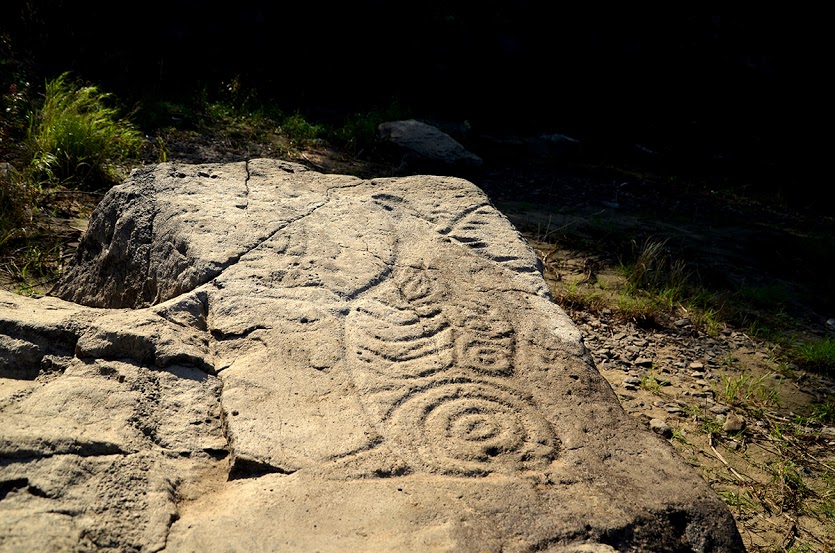 Петроглифам Сикачи-Аляна в Хабаровском крае от 5 до 14 тысяч лет! Древние обитатели этих мест изображали на базальтовых валунах охоту, лошадей, мамонтов, шаманские ритуалы. Фото: Туристический портал Хабаровского края/Russia Travel