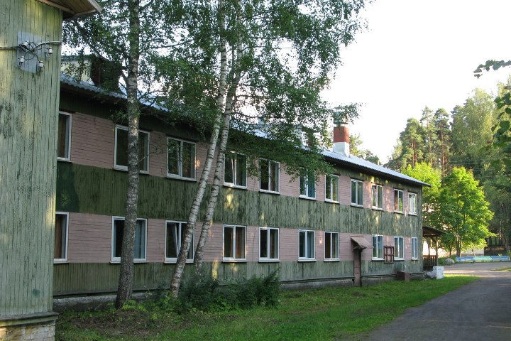 Отдохнуть на базе "Озерный" можно не только узким кругом, но и шумной компанией. Большие корпуса вмещают несколько десятков человек. Фото: из архива базы "Озерный"