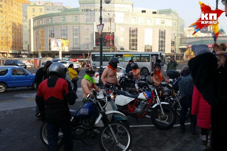 Голая девушка на спортивном мотоцикле прокатилась по центру города фото