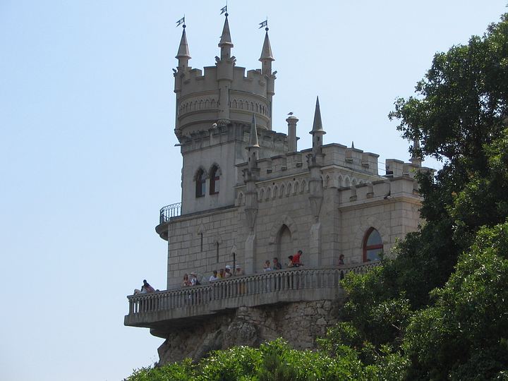 Пока море не прогрелось, можно посмотреть достопримечательности.