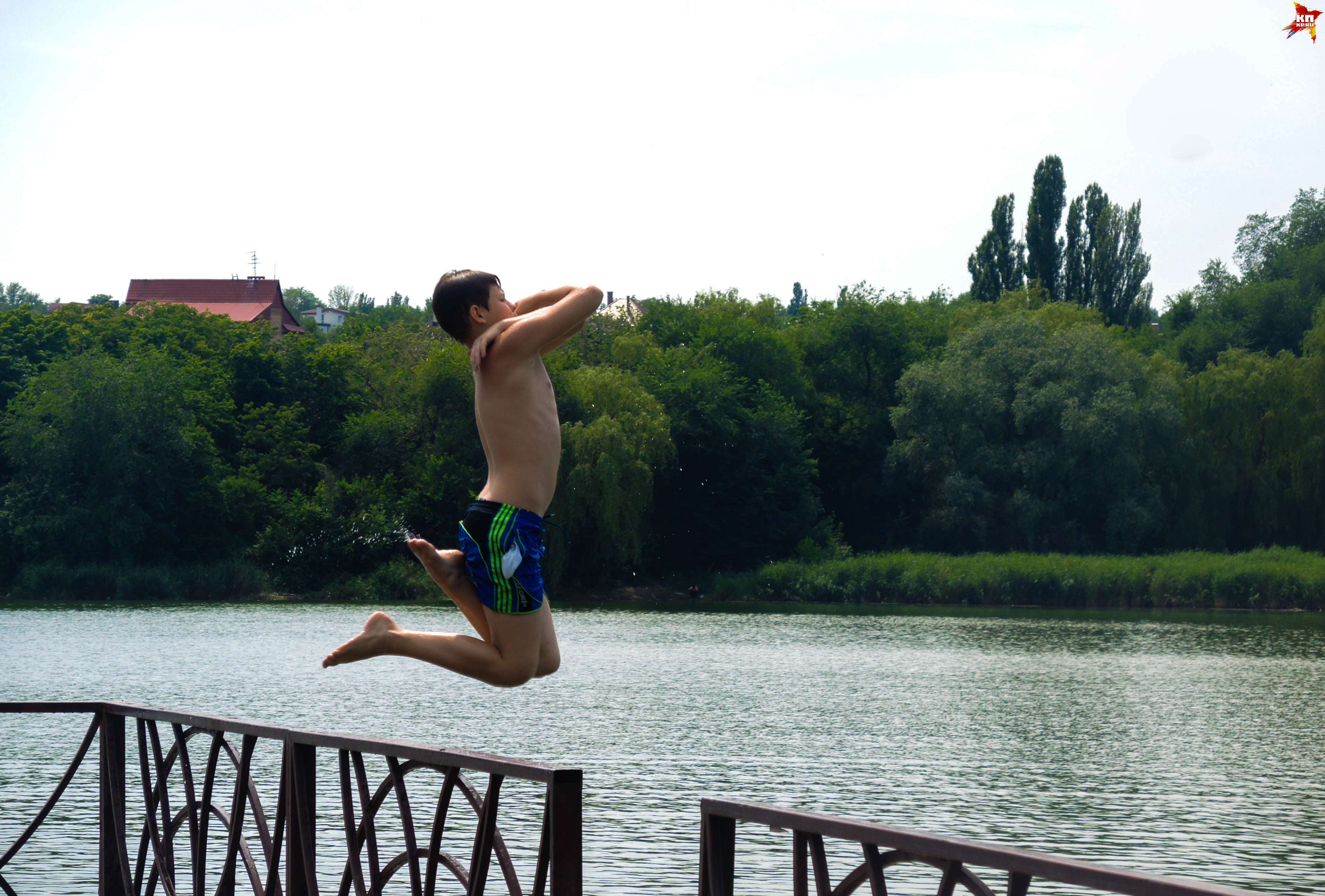 Прыжки с мостов крайне опасны, но ребятня любит порезвиться